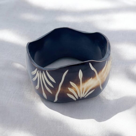Wavy Edge Resin Bangle with Etched Design - Organic Bohemian Bracelet - Picture 2 of 4